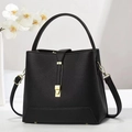 Sac seau noir texture litchi avec fermoir doré et bandoulière réglable élégante - Noir