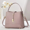 Sac seau élégant rose poudré avec texture litchi et fermoir doré, porté main ou bandoulière - Violet