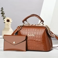 Dettaglio del set borsa a mano marrone con motivo coccodrillo e portafoglio abbinato - 24*13*14 / Giallo Terra