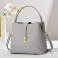 Sac seau gris clair à texture litchi avec détails dorés et poignée arrondie élégante - Gris