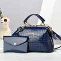 Detail der marineblauen Steinmuster-Textur und des goldenen Logos auf der Handtasche - 24*13*14 / Blau