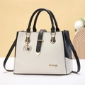 Große Handtasche in Schwarz-Weiß-Kontrast mit goldenen Beschlägen und Blumenanhänger - Weiß
