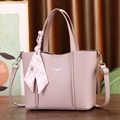 Sac fourre-tout rose en cuir grainé avec foulard et bandoulière sur table en bois - Violet Taro