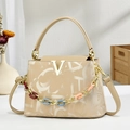 Elegante beige lederen handtas met gouden V-logo en kleurrijke metalen ketting - Khaki