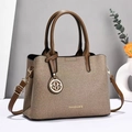 Detail van geweven canvas textuur en lederen bekleding met metalen hanger op handtas - Khaki