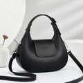 Bolso medialuna de cuero granulado negro con costuras blancas en contraste - Negro