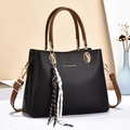 Schwarze Handtasche aus Leder mit Litschimuster, braunen Griffen und Zierschal - 25.5*12*19 / Schwarz