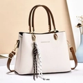 Schicke cremefarbene Handtasche mit Litschi-Struktur und braunen Trageriemen - 25.5*12*19 / Gebrochenes Weiß
