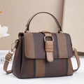 Kontrast-Handtasche mit brauner Textur und Goldschnalle, präsentiert mit Schultergurt - L24 B11 H17 / Kaffeebraun