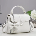 Elegante weiße Handtasche aus strukturiertem Leder mit großer Schleife und Perlenanhänger - Weiß