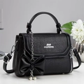 Schicke schwarze gewebte Lederhandtasche mit großem Schleifenanhänger und Perlen - 22*11*17 / Schwarz