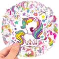 Primo piano di un adesivo unicorno arcobaleno impermeabile tenuto in mano per la scala - Stile Unicorno (T01040516)
