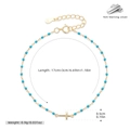 Vue macro détaillée du bracelet en argent S925 doré avec perles bleues et pendentif croix - Argent 925 Plaqué Or - Perles Bleu Ciel