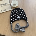Gorro de punto con lunares y orejeras, trenzas hechas a mano y borlas decorativas blancas - Negro