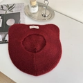 Boina de lana roja con orejas de oso en mesa blanca con accesorios de moda suaves - 56-59cm / Boina de Orejas de Oso / Burdeos