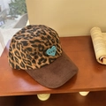 Cappellino leopardato con ricamo cuore blu e visiera in velluto a coste marrone - Stampa leopardata