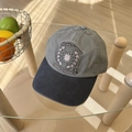 Gorra de béisbol retro bordada bicolor en gris claro y azul sobre mesa de cristal - 56-58cm Ajustable / Gris