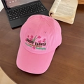 Gorra de béisbol de algodón rosa con bordado floral y correa en una mesa de madera - 56-58cm Ajustable / Rosa