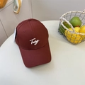 Gorra de béisbol de algodón burdeos con bordado Today en una mesa blanca minimalista - Burdeos