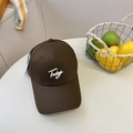 Gorra de béisbol marrón oscuro con bordado Today sobre una mesa blanca - café