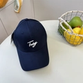 Gorra de béisbol azul oscuro con bordado blanco Today sobre una mesa blanca limpia - Azul Marino