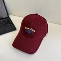 Vintage-Baseballkappe in Burgund mit weißer Stickerei auf einem weißen Tisch - 56-59cm (Verstellbar) / Burgunderrot