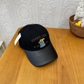 Gorra de béisbol bicolor con bordado de oso y visera curva sobre mesa de madera - 56-60cm Ajustable / Negro con Gris