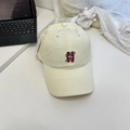 Gorra de béisbol de algodón beige con bordado H rojo y detalle de gato animado - 56-60cm (Ajustable) / Beige