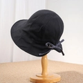Cappello a secchiello nero in cotone con fiocco a quadretti blu su supporto in legno - 56-59cm / Nero