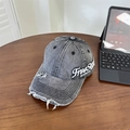 Rauchgraue Baseballkappe aus verwaschenem Denim mit weißer Stickerei und Rissen im Retro-Look - Denim Schwarz