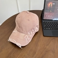 Rosa Vintage-Baseballkappe im Distressed-Look mit ROSE-Stickerei auf Holzschreibtisch - 56-60cm (Verstellbar) / Rosa