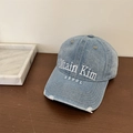 Gorra de béisbol de mezclilla lavada azul claro con bordado blanco y detalles desgastados - Azul Denim