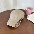 Gorra de béisbol vintage caqui con letras bordadas en marrón sobre mesa de madera - 56-60cm (Ajustable) / Caqui