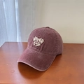 Gorra de béisbol vintage burdeos de algodón con bordado blanco sobre mesa de madera - 56-60cm (Ajustable) / Burdeos