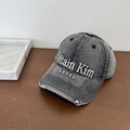 Gorra de béisbol gris oscuro lavada con bordado blanco y detalles de borde desgastado - Gris Oscuro