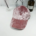 Dettaglio del cappello da baseball in velluto rosa con trama setosa e cuciture fini - Rosa