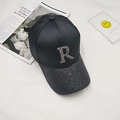 Dettaglio di un berretto da baseball in raso nero con emblema della lettera R in strass - 54-58cm (Regolabile) / Nero