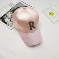 Dettaglio cappello baseball in raso rosa chiaro con paillettes e lettera R in cristallo nero - 54-58cm (Regolabile) / Rosa