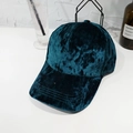 Dettaglio del cappello da baseball in velluto verde scuro con cuciture rinforzate - Verde Scuro