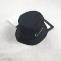 Sombrero de pescador de algodón negro con un imperdible dorado decorativo sobre felpa - 56-58cm / Estilo imperdibile
