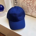 Dettaglio del berretto da baseball blu reale in twill di cotone con cuciture rinforzate sulla visiera - Regolabile / Blu Zaffiro