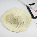 Elegante cappello di paglia bianco crema a tesa larga con elaborati motivi all'uncinetto - Bianco Crema