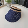 Detail der dunkelblauen Spitzen-Sonnenblende mit khakifarbenem Gummiband am Tisch - Marineblau