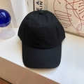 Detailaufnahme einer schwarzen Baumwoll-Baseballkappe mit sechs Bahnen und Luftlöchern - Verstellbar / Schwarz