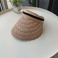 Details der beigen Spitze und des Kontrastbandes am oben offenen Sonnenhut für Damen - Khaki