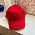 Detaillierte Nahaufnahme einer roten Sechs-Panel-Baseballkappe aus Baumwoll-Twill-Stoff - Verstellbar / Rot