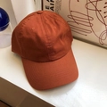 Dettaglio del cappellino da baseball rosso ruggine in twill di cotone con visiera curva - Regolabile / Caramello