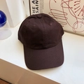 Detailansicht einer dunkelbraunen Baumwoll-Baseballkappe mit verstärkten Nähten - Verstellbar / Kaffeebraun