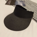 Détail de la texture tissée et boucle triangle dorée sur la visière pare-soleil noire - Style Réglable / Noir