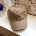 Dettaglio del cappellino di cotone kaki con cuciture a sei pannelli e occhielli traspiranti - Regolabile / Cachi